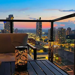 Luxury Downtown Sunset Getaway: Urban Oasis With Kitchen & Gym Apartment Calgary
